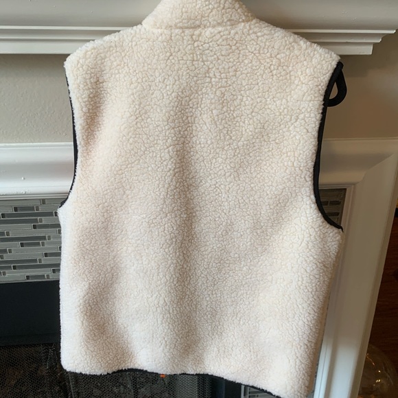 Forever 21 Men’s Sherpa reversible Vest - Picture 9 of 10